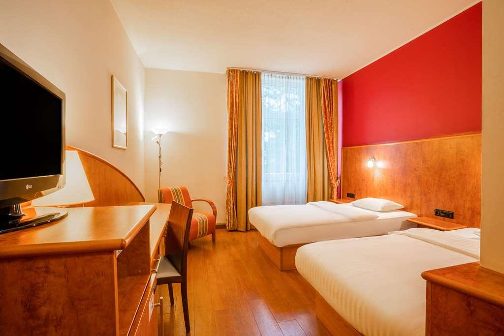1, 2, Sleep Boardinghouse Unterschleissheim Zentrum Стая снимка