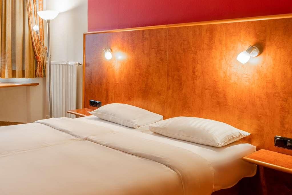 1, 2, Sleep Boardinghouse Unterschleissheim Zentrum Стая снимка