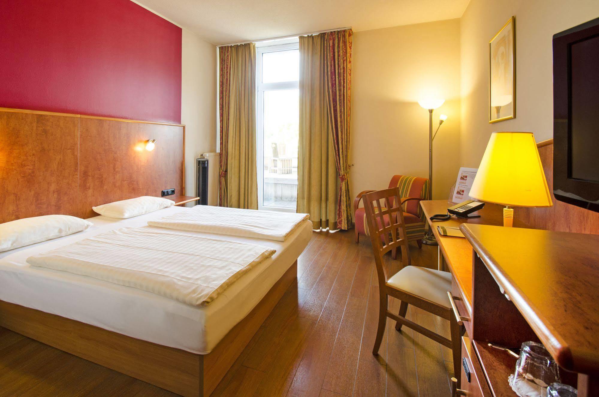 1, 2, Sleep Boardinghouse Unterschleissheim Zentrum Екстериор снимка