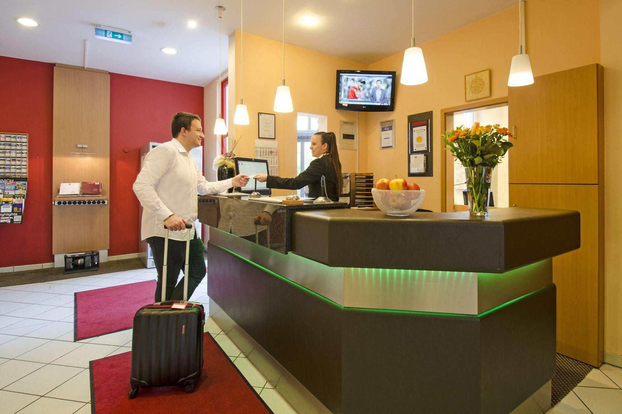1, 2, Sleep Boardinghouse Unterschleissheim Zentrum Екстериор снимка