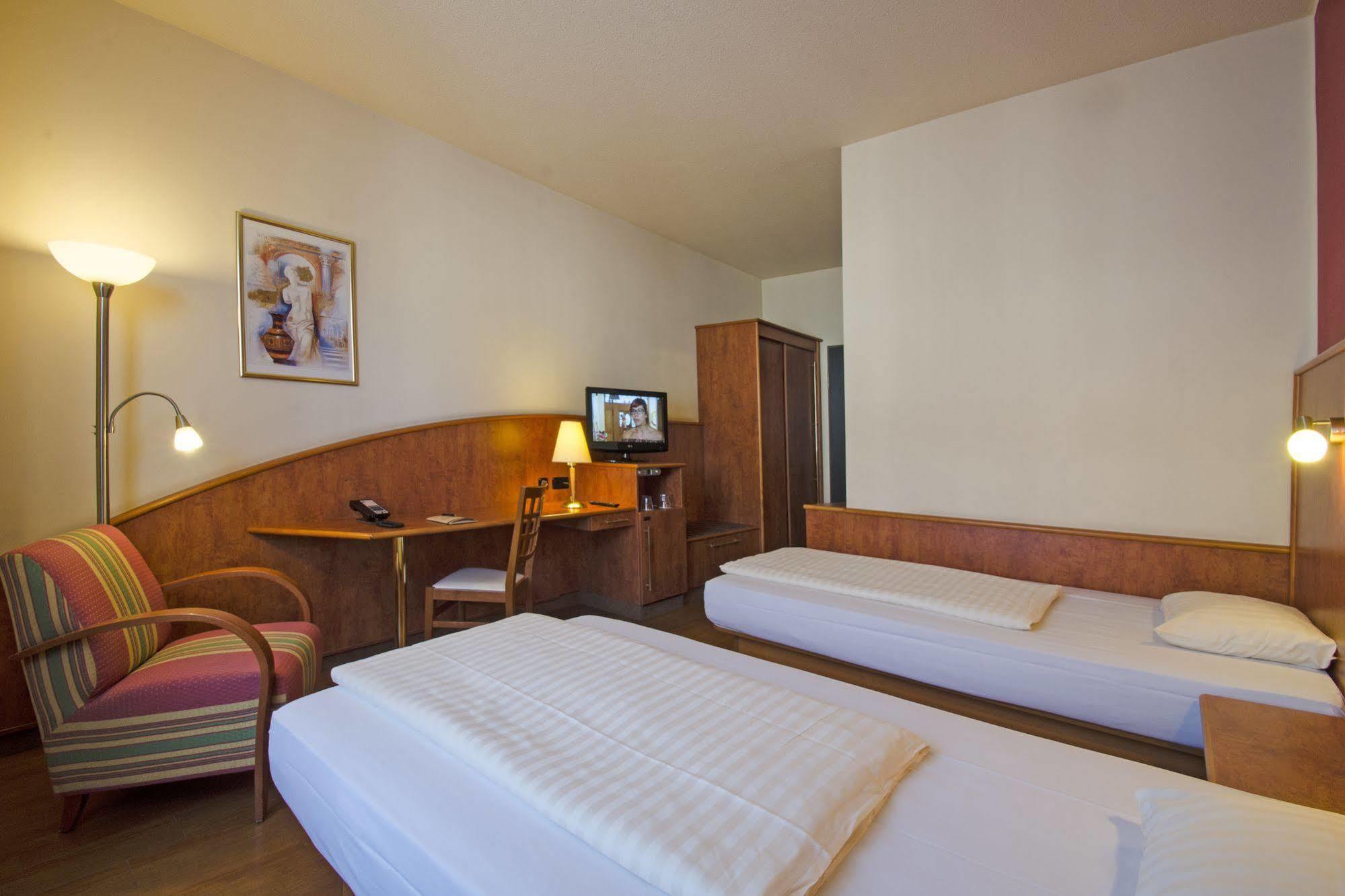 1, 2, Sleep Boardinghouse Unterschleissheim Zentrum Екстериор снимка